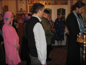 Олександра Гаврилюк (ліворуч) прийшла до церкви при Вінницькому пологовому будинку №2 вдруге. Жінка до церкви раніше не ходила. Її сусідка по палаті в пологовому будинку вперше висповідалася