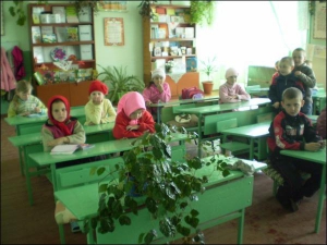 Школа в селе Стинка Бучачского района Тернопольщины. Старшие девочки фотографироваться не хотят. Прячутся под парты, отворачиваются и пригибают головы