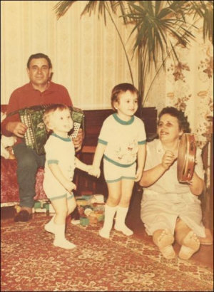 У Нових Санжарах Віра Порох із чоловіком Василем, онучками Тетяною (ліворуч) та Олександрою. 1987 рік