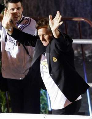 Головний тренер ”Реала” Бернд Шустер очолив мадридський клуб улітку минулого року і одразу привів його до чемпіонського звання. У 2003/04 роках Шустер працював наставником донецького ”Шахтаря”