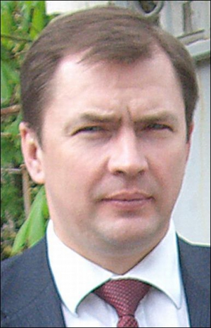 Юрій Балабанов працює у Дніпровській районній прокуратурі Херсону з 1995 року. Він відмовився закривати кримінальну справу, у якій фігурують родичі голови обласної ради