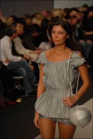 Хлопковая блуза из весенне-летней коллекции львовского дизайнера Оксаны Караванской пошита в складку. Одежду из крашеного хлопка следует стирать порошком для цветных тканей, сушить в тени