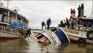 Рятувальники шукають пасажирів затонулого порома. Слідчі підозрюють, що судно було перевантажене
