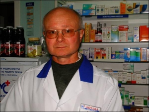 Фармацевт аптеки ”Мед-сервис” в Полтаве Николай Веренич: ”Женщины массово берут средства для похудения. Скоро начнется бум на средства против комаров, для загара и от грибков на ногах”