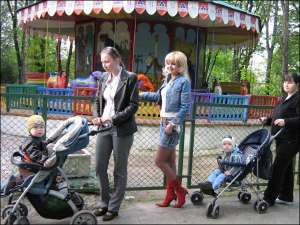 Атракціон ”Російська карусель” (на знімку) у вінницькому Центральному парку поставили 20 років тому. До початку сезону його розфарбували яскравими фарбами. Дерев’яні фігурки-сидіння полакували.  На каруселі можуть кататися найменші діти разом із батьками