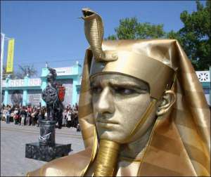 Один із учасників чемпіонату ”живих статуй” у центрі Євпаторії в Криму