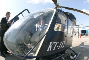 Під час поїздки по Київській області 5 травня Віктор Ющенко відвідав авіаційний завод ”Тюссе”. Там подивився презентацію легкого вертольота КТ-112 ”Кадет”
