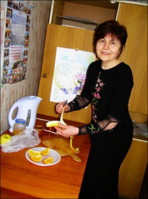 Світлана Карпенко із селища Велика Багачка на Полтавщині готує  фруктовий салат на сніданок. Рік тому вона вилікувалася від раку