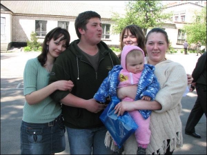 Николая Кремчанина проводить на службу пришли его девушка Мария (слева), сестра с дочкой и двоюродная сестра