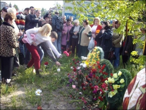 На узбіччі дороги в Кременчуці проходить акція вшанування пам’яті подружжя Сохіних та Євгена Брінова