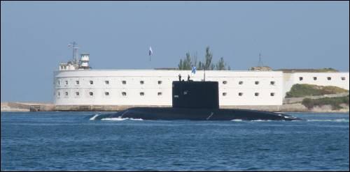 Підводний човен ЧФ РФ в акваторії севастопольської бухти 