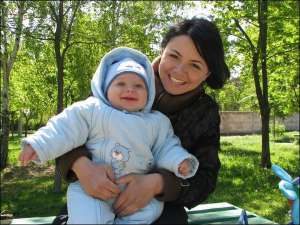 Екатерина Левчик гуляет с сыном Максимом в парке возле  дома. Женщина хвалится, что малыш очень спокойный и не реагирует на шум от дороги