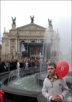 Новий фонтан у Львові встановили на площі перед Оперою, де колись був пам’ятник Ленінові