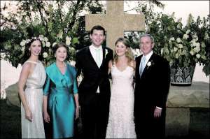 Справа наліво: президент США Джордж Буш, його донька Дженна з чоловіком Генрі Хагером, дружина Лора Буш та донька Барбара після церемонії одруження