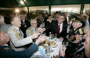 Віктор Ющенко з ветеранами у наметі біля столичного Музею Великої Вітчизняної війни під час святкування 63-річниці перемоги