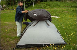 Современную двуместную полиэтиленовую палатку Андрей Хоманчук из прокатной фирмы ”Партизан” установил за 5 минут