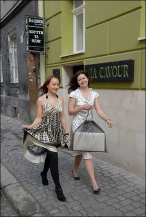 Елена Дац (справа) с подругой Анастасией Грень, 24 года, надели платья из весенне-летней коллекции. С владелицей львовского бутика ”Виа Кавур” дизайнер занималась бальными танцами