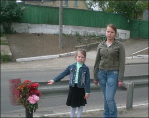 Яна и Юлия Дворники напротив школы в селе Петропавловская Борщаговка под Киевом. Здесь их джипом сбил Вадим Лопачук. На переходе ежедневно кладут свежие цветы по погибшей Диане Кришталь