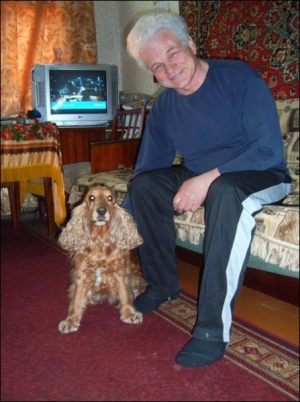Полтавский донор Николай Ивахненко у себя дома с 11-летней собакой Лаймой. Мужчина утверждает: благодаря частой сдаче крови чувствует себя молодым