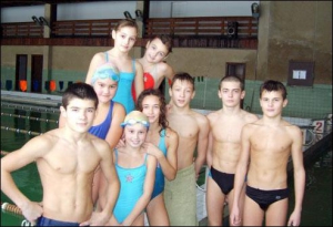 Пловец Евгений Ковш (слева) с друзьями — воспитанниками детско-юношеской школы №3 Полтавы