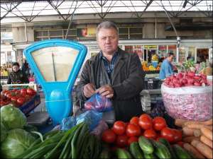 Анатолій Бакай торгує на ринку ”Урожай” у Вінниці. Важить овочі на механічних вагах, міняти їх на електричні не хоче. Каже, що ті дорогі, а старі механічні нікуди подіти