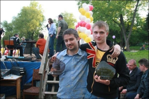 Чернігівці Юрій Манін (ліворуч) і Артем Коршак отримали нагороди за перше місце на любительському ралі