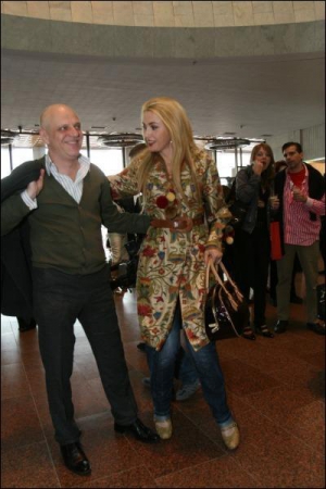 Тележурналист Николай Вересень обнимается с актрисой Ольгой Сумской на фотовыставке ”Публичные люди без галстуков” в Украинском доме 13 мая 2008 года