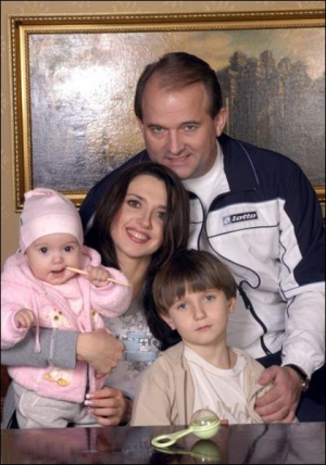 Ведущая Оксана Марченко с мужем Виктором Медведчуком воспитывают дочь Дарью и сына Богдана. Фото 2005 года