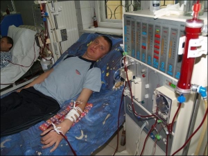 31-летний Леонид Колижук проходит процедуру гемодиализа. Мужчина ожидает пересадки ”трупной” почки. На операцию ему нужно 40 тысяч гривен
