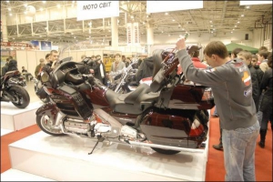 Менеджер Андрей Черханов показывает багажник мотоцикла ”Голд Винг”. Нейлоновые сумки изнутри повторяют форму пластиковых кофров. Их можно быстро достать