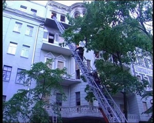 Спасатели тушат пожар на верхних этажах дома №32 на Лютеранской. Свидетели говорят, в пожарной водогонной системе не хватало воды, на место вызывали рабочих водоканала