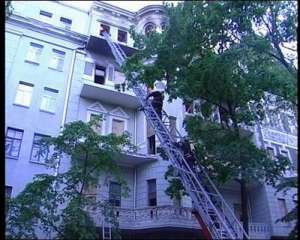 Рятувальники гасять пожежу на верхніх поверхах будинку №32 на Лютеранській. Свідки кажуть, у пожежній водогінній системі не вистачало води, на місце викликали робітників водоканалу