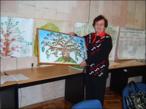 Полтавчанка Лариса Баклан в областной библиотеке показывает свое семейное древо. О роде она написала книгу в стихах