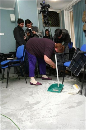 Прибиральниця збирає з підлоги муку та кефір. Працівниці агентства УНІАН змивали яйця зі стін