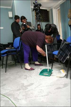 Уборщица собирает с пола муку и кефир. Работницы агентства УНИАН смывали яйца со стен