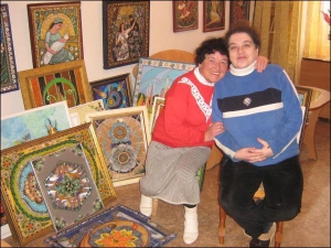 Софія Болсуновська (ліворуч) із донькою Майєю в Переяслав-Хмельницький на Київщині. Жінки приїхали з Ізраїлю, аби доглядати сестру Софії, яка перенесла інсульт