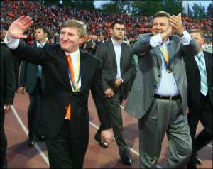 Владелец ”Шахтера” Ринат Ахметов (слева) и лидер Партии регионов Виктор Янукович приветствуют зрителей после матча ”Шахтер” — ”Металлург” Д. Донецк, 17 мая 2008 года