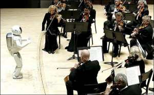 Асімо наслідував рухи справжнього диригента оркестру. Їх записали на відео і занесли в пам’ять робота