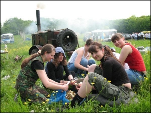 21-річна інтендант табору Ірина Токар (на передньому плані ліворуч) із 19-річною помічницею Лілею Чулик (на передньому плані праворуч) та школярками чистять картоплю на обід 