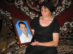 Жительница города Богородчаны Ивано-Франковской области Мария Суплик держит портрет убитого сына Николая