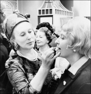 Американка Есте Лаудер, владелица косметической фирмы, красит губы клиентке. 1966 год