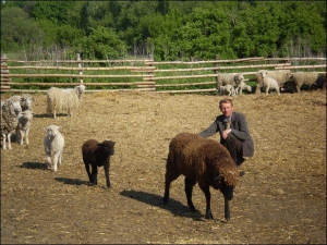 Доглядач овець товариства ”Воскобійники” на вівцефермі в селі Дуб’янщина Зіньківського району Віктор Хоменко підзиває до себе ягнят. Господарство тримає 180 овець