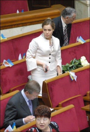 Бютовке Наталии Королевской вчера в парламенте подарили букет белых роз — 18 мая у нее был день рождения
