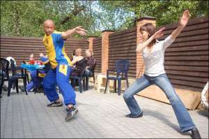 Учні називають учителя спортивної боротьби фрі-файт Андрія Старовойта ”сенсей”. Китайською це означає ”народжений раніше”