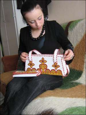 Ирина Шуляр изготовила сумку и кошелек из белой кожи, которую купила на складе ношеной одежды. За изделия с косовским орнаментом заказчица отдала 800 гривен