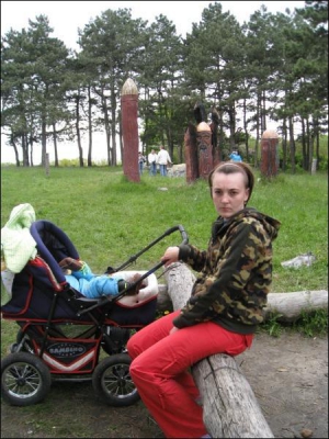 Жительница Яковцов под Полтавой Олеся Терещенко пришла на прогулку с 8-месячным сыном на опушку к памятникам языческих богов. Говорит, что раньше на этом месте был мусорник