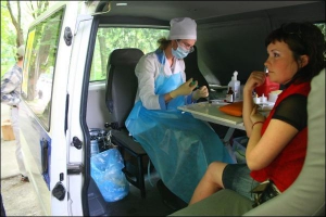 22-річна вінничанка Аня сидить у пересувному пункті обласного Центру профілактики та боротьби зі СНІДом. Дівчина тільки що здала аналіз крові. Вона до останнього вагалася, йти чи не йти
