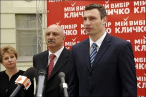 Кандидат у мери столиці Віталій Кличко (праворуч) і його команда презентують програму ”Обличчям до киян”