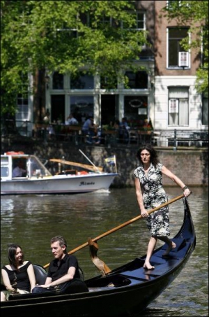 Голландка Тірза Мол стала першою жінкою-гондольєром в Амстердамі 
