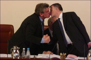 Міністр вугільної промисловості Віктор Полтавець (ліворуч) і міністр охорони навколишнього середовища Георгій Філіпчук цілуються перед засіданням Кабміну